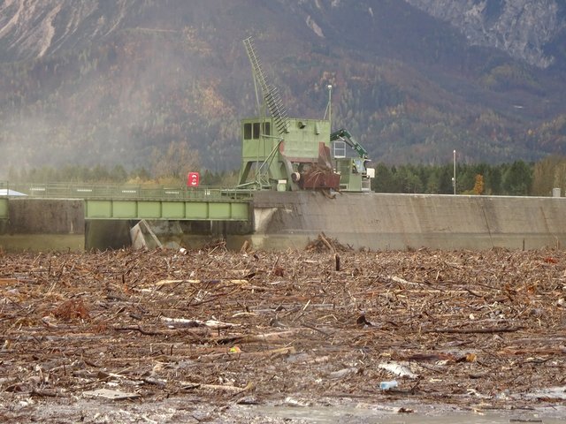 Die Rechen-Reinigungsmaschine im Einsatz | Foto: Verbund