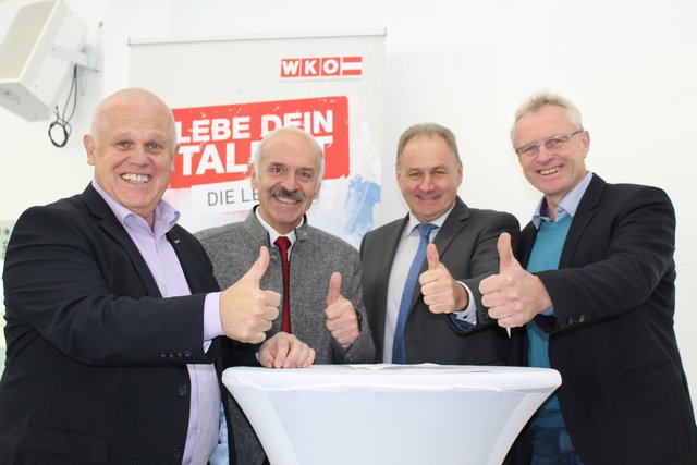 Daumen hoch bei der Eröffnung für eine erfolgreiche Lehrlingsmesse. v.l.: Klaus Berer (WKO-Braunau), Friedrich Schwarenhofer (Bgm. Mattighofen), Klemens Steidl (Wirtschaftskammerobmann) und Bundesrat Ferdinand Tiefnig. 