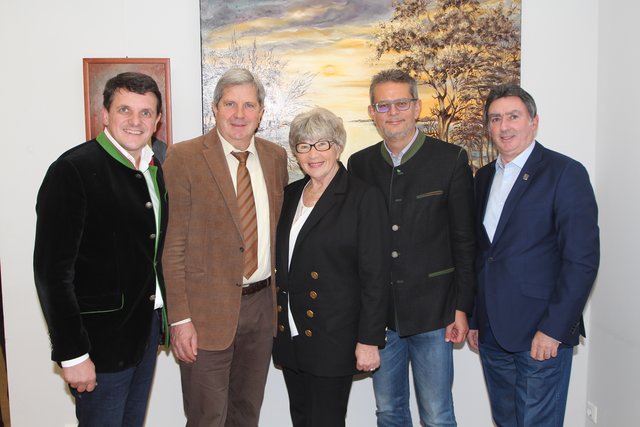 Elfriede Hackl mit BH Max Wiesenhofer, den Bgm. Franz Jost und Günter Müller sowie Alfred Mayer. | Foto: Alfred Mayer