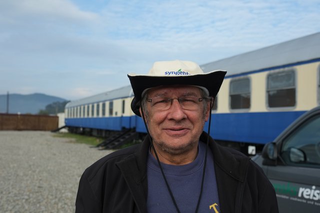 Fritz Pruggmayer bei der Waldeisenbahn in Rumänien.