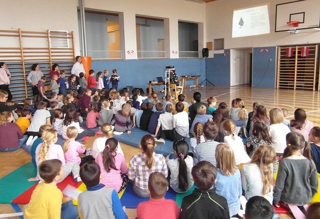 Die Kinder der Volksschulen Güssing und Deutsch Tschantschendorf präsentierten ihre Arbeiten zum Thema „100 Jahre Republik“.