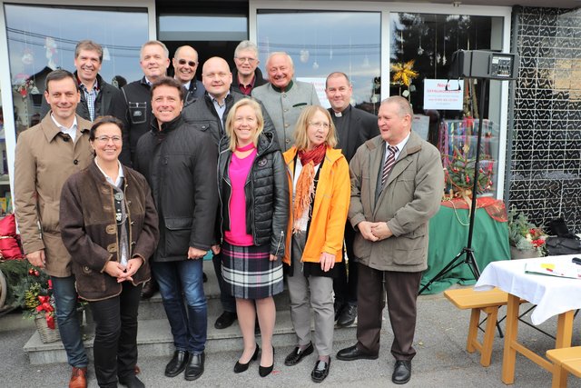 Bürgermeister der Region, die das Gemeinschaftsprojekt Vinzi-Laden und Hospiz ermöglicht haben, mit Monika Dunkl, Therese Karner und Gottfried Mekis. | Foto: Edith Ertl