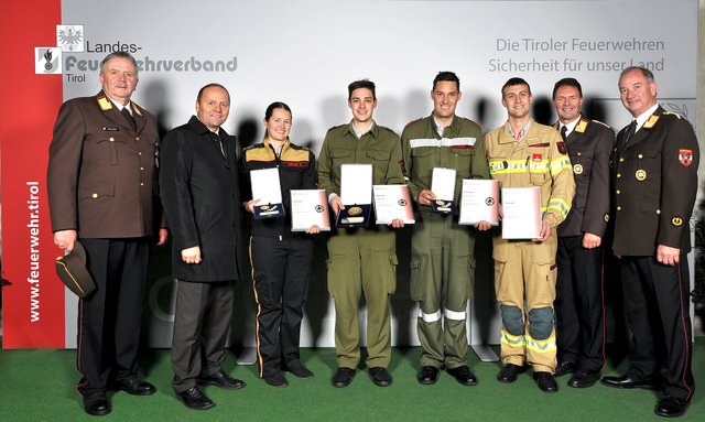 Die Punktebesten mit Gratulanten: LFI Alfons Gruber, LHStv, Josef Geisler, Verena Haun, Clemens Lutz, Johann Beihammer jun., Fabian Schmid, LBDS Hannes Mayr und LFK LBD Peter Hölzl (v.l.n.r.)