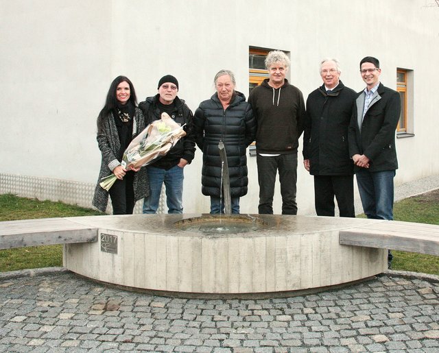 Der Argillabrunnen auf Arzill wurde offiziell eingeweiht. v.l.n.r.: Alexandra Rangger (Gestaltung der Infotafel) Bernhard Moser (Entwurf und Ausführung des Brunnens), Irene Mantl (Direktorin SPZ Imst), DI Christian Bailom (Detailplanung), Stadtpfarrer Alois Oberhuber, Kulturreferent StR. Christoph Stillebacher.