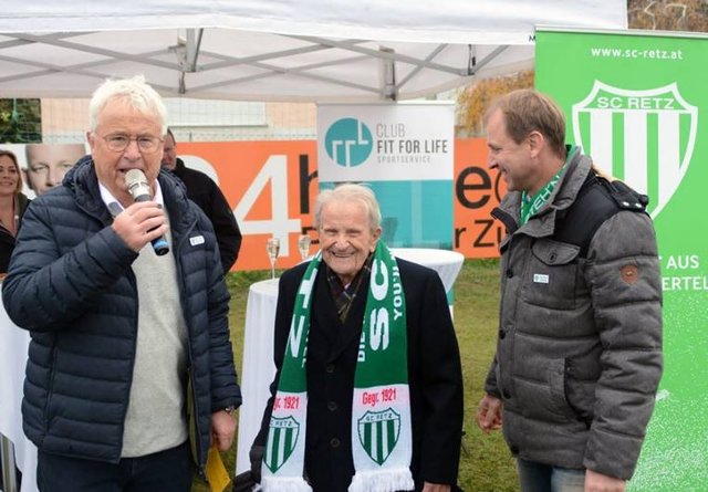 Franz Weber, Jubilar Otto Filipsky und Obmann Helmut Bergmann beim Spiel SC Retz gegen ASV Spratzern. | Foto: Daniel Arbes
