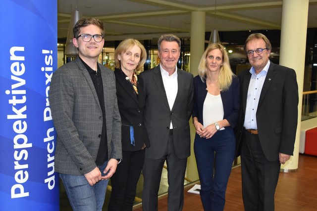 v.l.n.r.: Jakob Pfeffer, MSc (Wissenschaftlicher Mitarbeiter im Institut für persönliche Kompetenzentwicklung), Prof. (FH) Dr. Elfie Hofer (Leitung Institut für persönliche Kompetenzentwicklung), Univ. Prof. Dkfm. Dr. Roland Gareis, Mag. Dr. Susanne Roiser, MA (Leitung Fakultät Wirtschaft), Mag. Josef Wiesler (Geschäftsführer der FH Wiener Neustadt). | Foto: FH WN