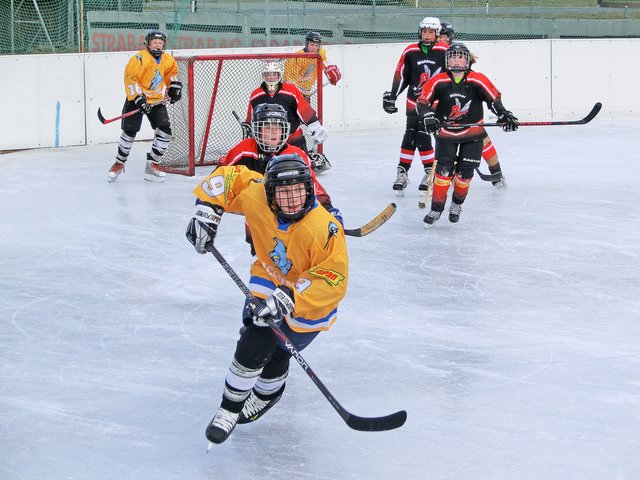 Bei den Ice-Birds (im Bild in Orange) und Ravens in Ramingstein darf jeder mitmachen. (Archivfoto) | Foto: Adi Steinwender
