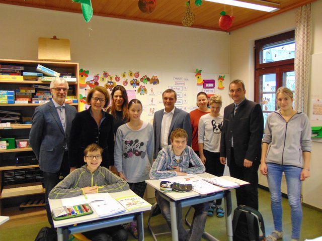 Christiane Teschl-Hofmeister (h., 2.v.l.) in der Schule Rogatsboden.