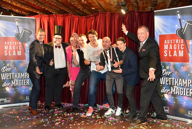 v.l.: Dir. Robert Frießer, Maximilian Knab(Veranstalter), Zauberin Rosa, Louis von Eckstein (3. Platz), Joschua Endress (1. Platz), Johnny Diablo (2. Platz), Ben Sleight, Stefan Schertler | Foto: Casino Seefeld/Hiltpolt