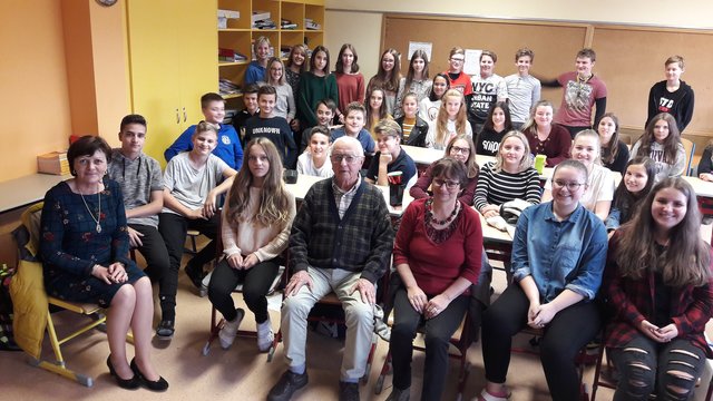 Der ehemalige ungarisch-jüdische Zwangsarbeiter Sandor Vandor beeindruckte die 4. Klassen der Neuen Mittelschule Rudersdorf. | Foto: König
