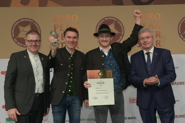 Bierschmied Mario Scheckenberger (2.v.l.) und  Christian Harringer (2.v.r.) jubeln über ihre Gold-Medaille. | Foto: Bischof &amp; Broel