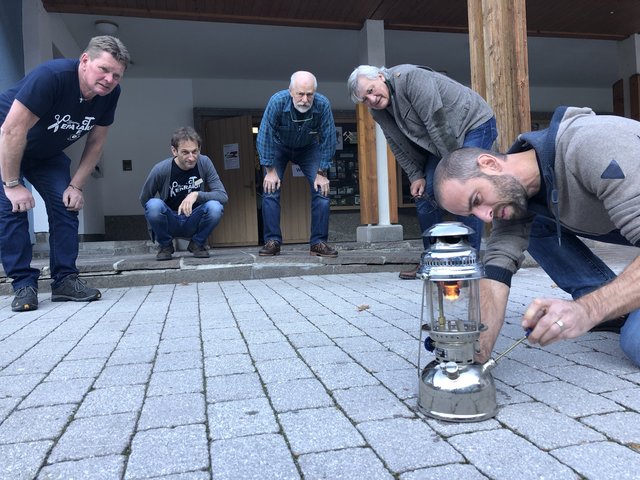 Joachim entzündete des Bürgermeisters Petroleum-Lampe. Für die anderen war das von höchstem Interesse, aber sie hielten doch lieber etwas Sicherheitsabstand.
