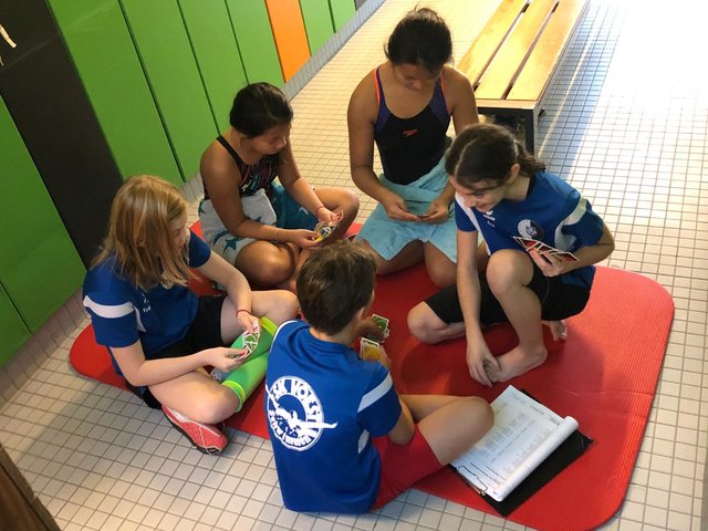 Im Wasser schwimmen sie gegeneinander, am Land sind die jungen Nachwuchsschwimmer des SK Vöest Linz eine eingeschworene Gemeinschaft.