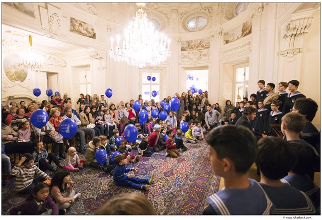 Zum Abschluss sangen die Besucher gemeinsam mit den Wiener Sängerknaben, darunter Beethovens Europahymne.  | Foto: Lukas Beck
