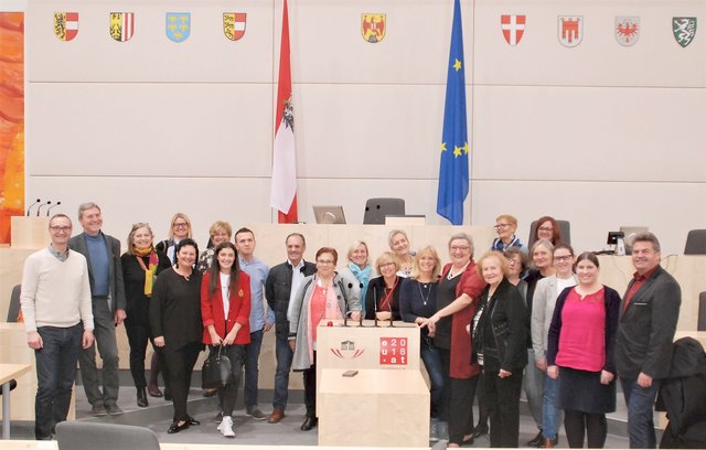 Inge Posch Gruska (mitte) mit den Bürgermeistern Kurt Fischer (rechts) und Christoph Haider (links) und der Draßburger-Baumgartner Gruppe | Foto: Gemeinde Draßburg
