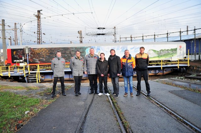Künstler Leonhard Kotschy (Mitte) mit den Vertretern der ÖBB sowie der Feuerwehr vor dem neuen Waggon.