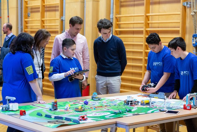 In der NMS Feuerbachstraße programmieren die Schüler in ihren Freifächern  Roboter.  | Foto: Christian Georgescu