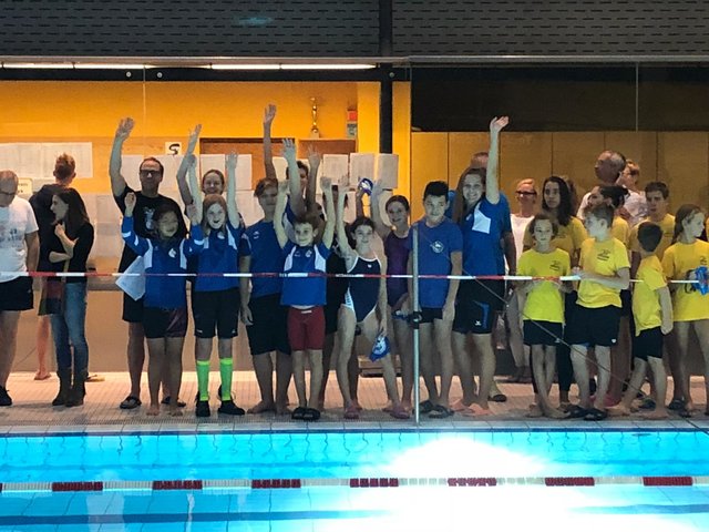 Die Vereinskollegen und mitgeristen Eltern waren vom "Australischen Finale" begeistert und feuerten ihren Peter Kugelgruber lautstark an.