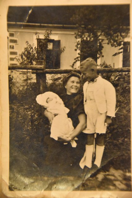 Ida Boisits als junge Mutter mit ihren Kindern Ingrid und Franz. | Foto: Boisits