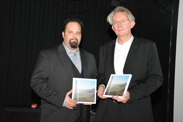 Autor Jörg Liemandt (r.) und Komponist Thomas Airnhof bei der Buchpräsentation im Pfarrheim Loipersdorf.