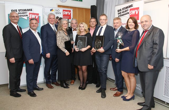 StR Franz Groschan aus Zwettl, Abg.z.NR Ing. Maurice Androsch, LHStv. Franz Schnabl, Augusta Mayerhofer, Johann Mayerhofer, Bettina Fessinger, Abg.z.NR Konrad Antoni, Johann Binder, GGR Josef Kromsian (NÖ GVV), Maria Binder, SWV NÖ-Vizepräsident KommR Herbert Kraus (v.l.). | Foto: Herbert Käfer