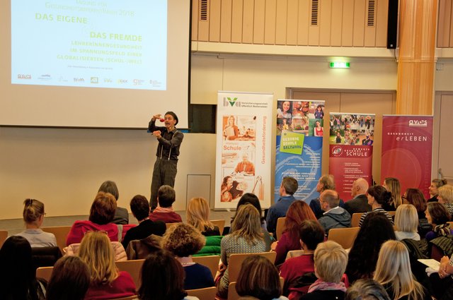 Zirkuspädagoge Daniel Morelli hat mit seinem Infotainment sowohl Informationen weitergegeen als auch zwischendurch die Stimmung immer wieder aufgelockert. | Foto: AVOS/Manuel Bukovics