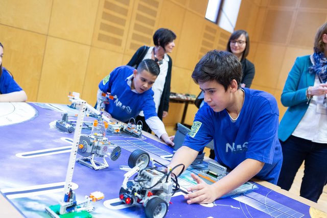In der NMS Feuerbachstraße programmieren die Schüler in ihren Freifächern  Roboter.  | Foto: Christian Georgescu