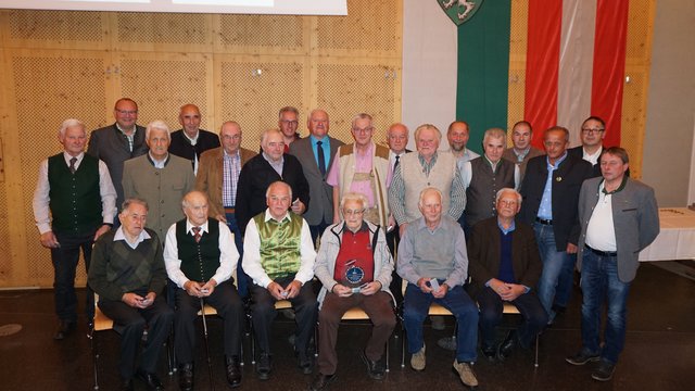 Langjährigen Mitglieder des ESV Unterfladnitz wurden mit Vereinsnadel in Silber, Gold, Gold mit Lorbeer und einer Sonderehrung ausgezeichnet.
