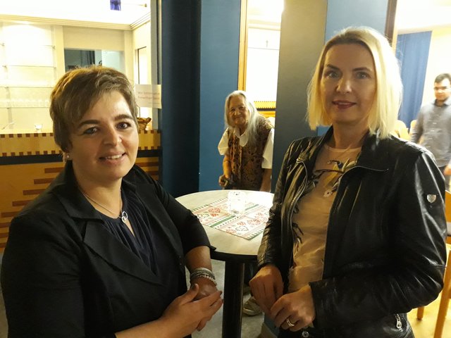 Christina Domittner (l.) mit Autorin Claudia Rossbacher.  | Foto: KK