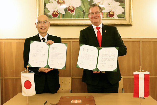 Bezirksvorsteher Georg Papai (r.) und Bezirksbürgermeister Katsunori Aoki unterzeichneten erneut den Freundschaftsvertrag. | Foto: BV 21