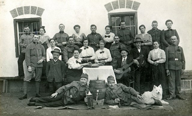 vorne liegend: Georg Hanslmaier (li.), Ludwig Stelzhamer
1. Reihe von links: Johann Hathaier, Aloisia Kriegleder, Johann Kriegleder
2. Reihe von links: Ludwig Winhart, Theres Winhart, Franz Wintersteiger, Katharina Winhart, Karoline Zagler, Josef Stanek, Karl Winhart, Katharina Schmidinger, nicht bekannt
letzte Reihe von links: Eduard Wimmer, Elisabeth Niklas, Josef Hathaier, Franziska Oblinger, Engelbert Niklas, Paula Kriegleder, Raumund Stelzhamer, Martha Niklas, Peter Zagler, Maria Oblinger | Foto: Bild: Hörtl