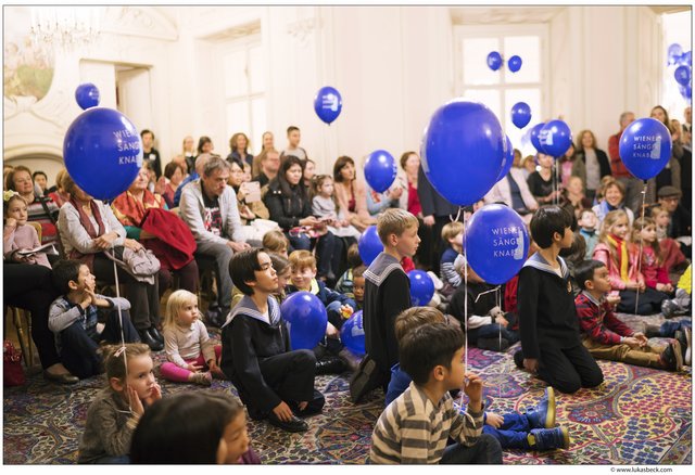 Zum Abschluss sangen die Besucher gemeinsam mit den Wiener Sängerknaben, darunter Beethovens Europahymne.  | Foto: Lukas Beck