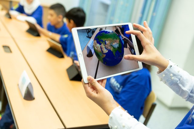 Auch im Geografieunterricht kommen iPads zum Einsatz. | Foto: Christian Georgescu