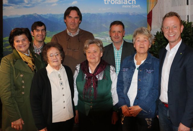 Die Siegerinnen des Trofaiacher Blumenschmuckwettbewerbes: Andrea Judmaier, Gertrude Judmaier, Gerlinde Pölzl und Gerlinde Sporer mit den Jurymitgliedern und Bürgermeister Mario Abl (re.). | Foto: STRGT/Grill