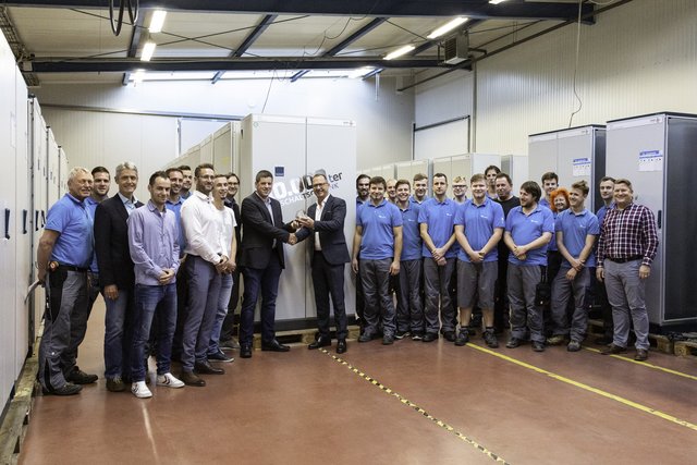 Bei der Übergabe des Glaspokals: Die Geschäftsführer mit Mitarbeitern der beiden Unternehmen. | Foto: BT-Anlagenbau