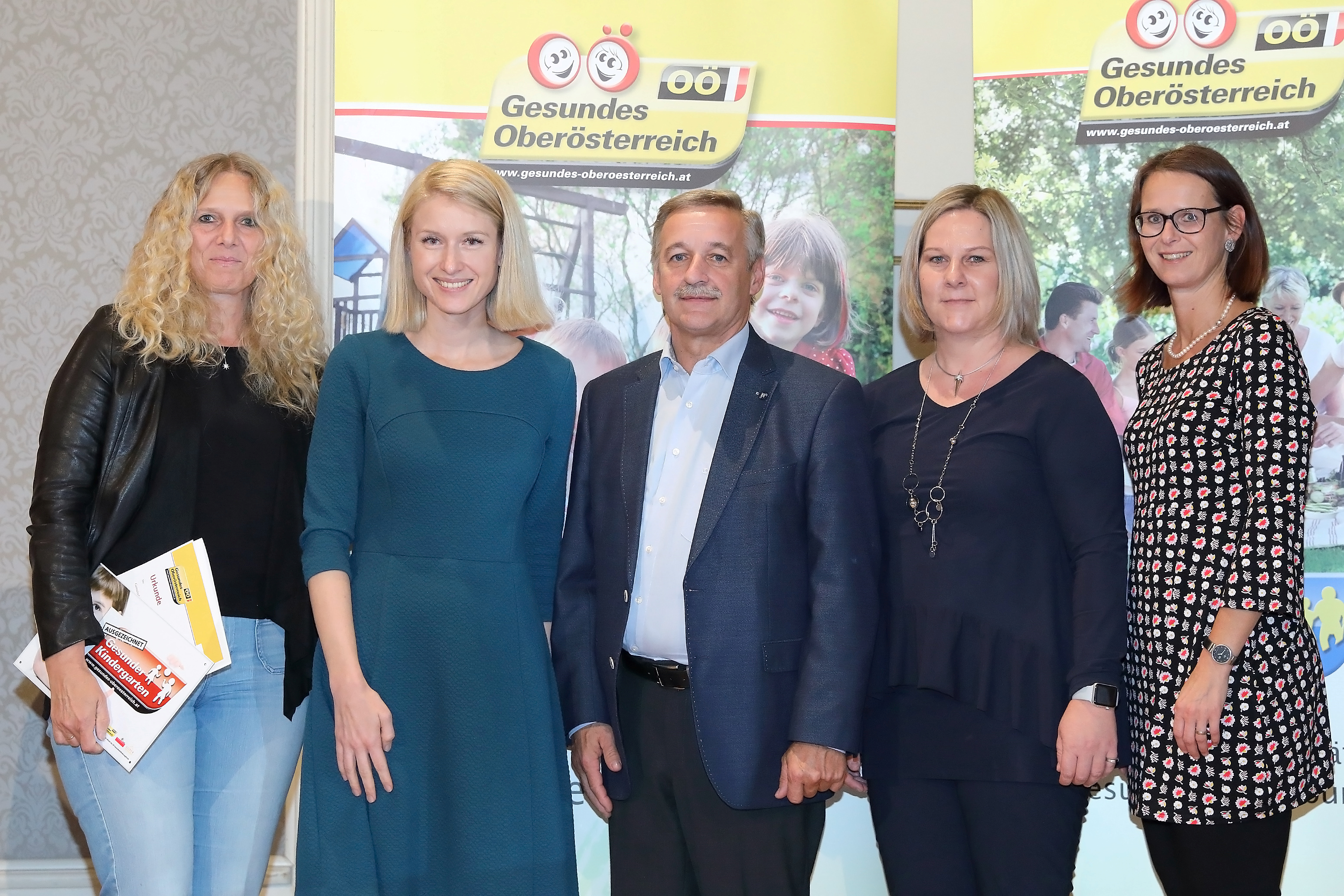 Brigitte Pühringer Kindergartenleitung, Landesrätin Christine Haberlander, Bürgermeister Franz Straßl, Pädagogin Beate Straßl, Andrea Schaden (Regionalbetreuerin Gesunder Kindergarten).