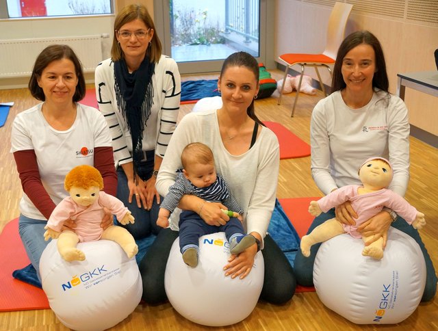 v.l.n.r.: Shiatsu-Praktikerin Martina Ecker, Anita Dirry (NÖGKK), Teilnehmerin Nicole Töltl mit Baby und Shiatsu-Praktikerin Eva Glatzer