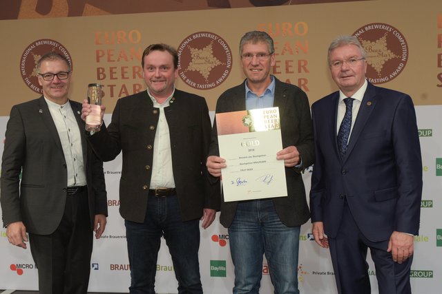 Georg Rittmayer (Präsident „Verband Private Brauereien Bayern“), Baumgartner Braumeister Michael Moritz und Brauführer Johann Gangl, Detlef Projahn (Präsident „Verband Private Brauereien Deutschland“).