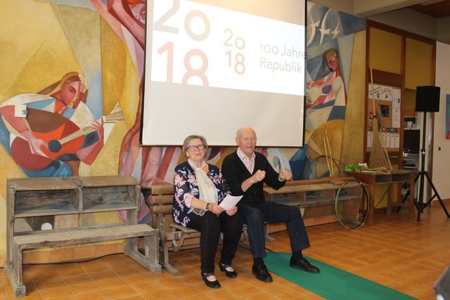 Die ehemalige Lehrerin Magda Waba und der ehemalige Schulwart Alexander Leiner erzählten aus längst vergangenen Tagen. | Foto: VS Podersdorf am See