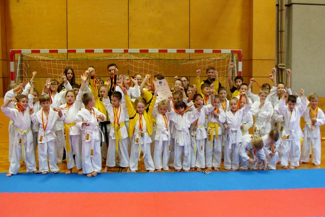 Die jungen Athleten vom Frieways Karateklub hatten allen Grund zum Jubeln. | Foto: Frieways