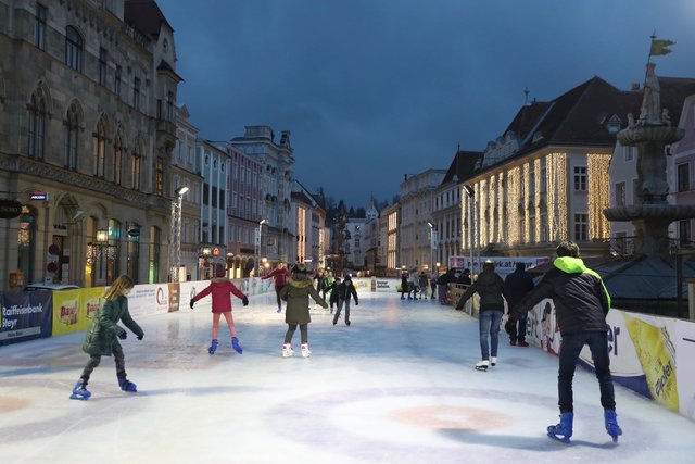 Eislaufen mit besonderem Flair mitten in der Innenstadt ist dank des Steyrer Curling Clubs drei Wochen lang im Jänner möglich.  | Foto: Mader