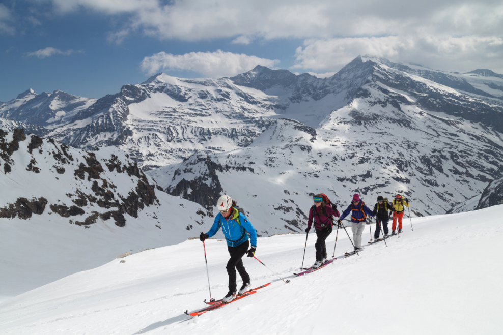 Von den Profis lernen, auf Tour mehr erleben, die Berge genießen – Skitouren vom Feinsten. Dafür sorgen die Berg- oder Skiführer des skitourenwinter.com.