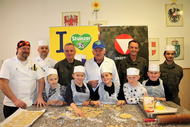 Oberst Maximilian Trares (3.v.l.) mit Stainzermilch-Sponsor Johann Albrecher sowie Soldaten und Kinder bei der Backaktion in der Hackher-Kaserne. | Foto: Edith Ertl