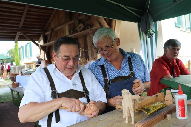 Wertschätzung für die Schnitzarbeit der Kollegen wird in der Schnitzerrunde großgeschrieben: Johann Freisinger (li) und Lazarus Ernst.  | Foto: Edith Ertl
