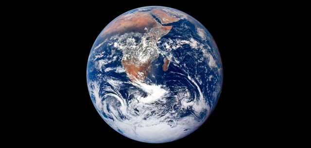 Aufnahmen aus dem Weltall zeigen: Unser Planet ist zerbrechlich geworden. Die Erdatmosphäre ist nur mehr ein winziger Schutzrand.