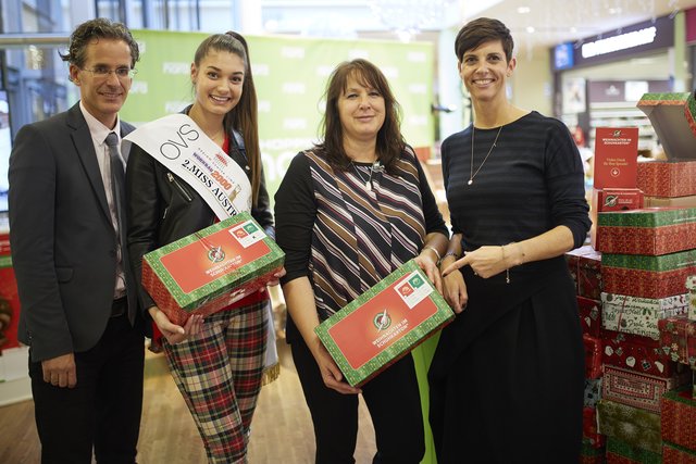 Geschenke packen für den guten Zweck: Rainer Saga, Sarah Posch, Beate Kundörfer, Heike Heinisser (v.l.) | Foto: c&amp;g pictures