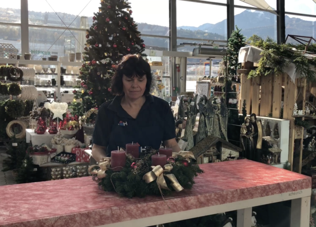 Bei Würth-Hochenburger zeigen Fachkräfte, wie man einen Adventkranz bindet und dekoriert.