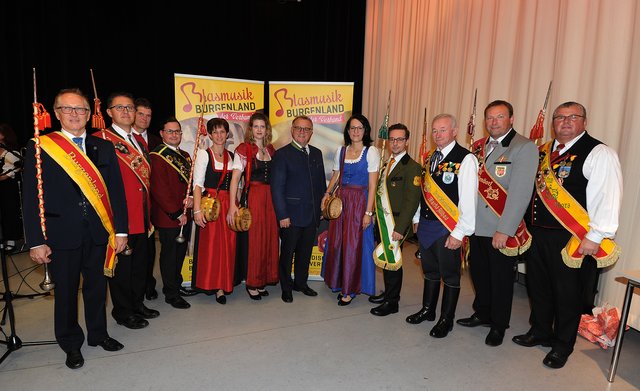 LH Hans Niessl und Bundes- und Landesstabführer DI Peter Reichstädter (l.) mit den Stabführern der ausgezeichneten Musikvereine und Kapellen | Foto: LMS