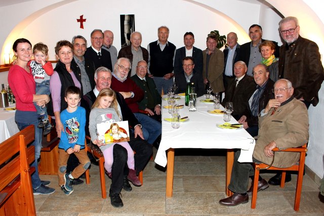 Alt-Bürgermeistertreffen mit Organisator Willi Jordan (re.), seinen vielen Kollegen von damals und mit der entzückenden Luisa Knell (mit Foto) und ihrer Familie (li.).
  | Foto: Herbert Gschweidl
