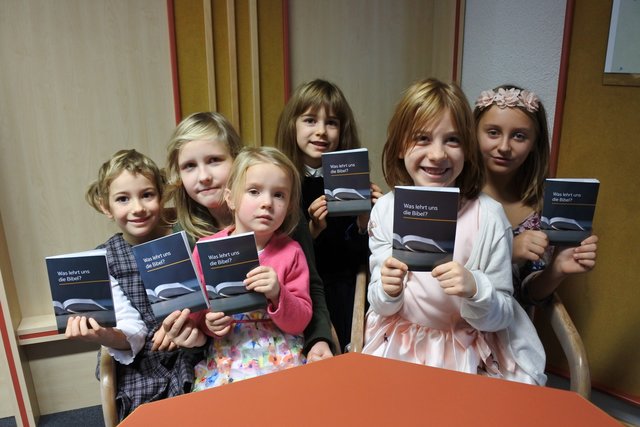 Michelle, Leilani, Olivia, Lea, Pia und Amy (von links nach rechts) freuen sich über das neue Kursbuch